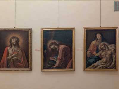 L�esperta ci informa che le opere che in passato decoravano l�edificio sono state trasferite nella Pinacoteca situata all�interno del Museo Diocesano